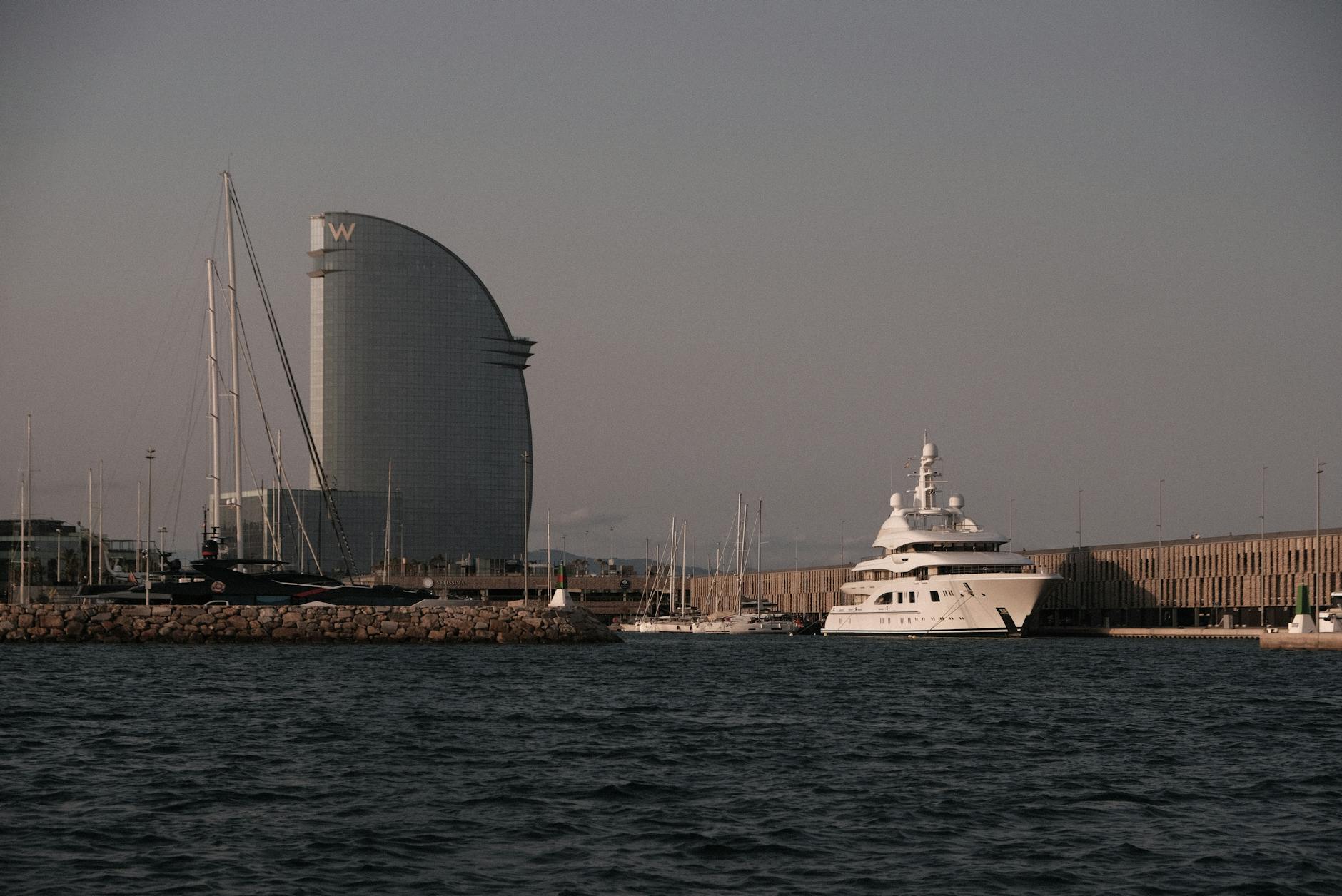 Ilustracja przedstawiająca power bank z funkcją latarki obok telefonu komórkowego, symbolizująca awaryjne zasilanie w przypadku przerw w dostawie prądu w Człuchowie.