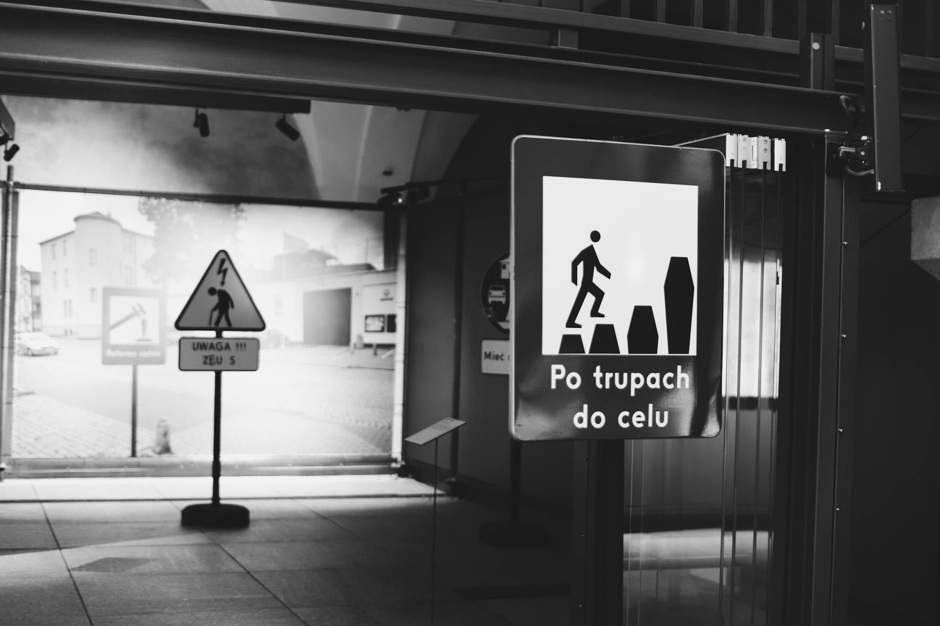 Droga krajowa 25 w pobliżu Człuchowa, symbolizująca bezpieczeństwo drogowe